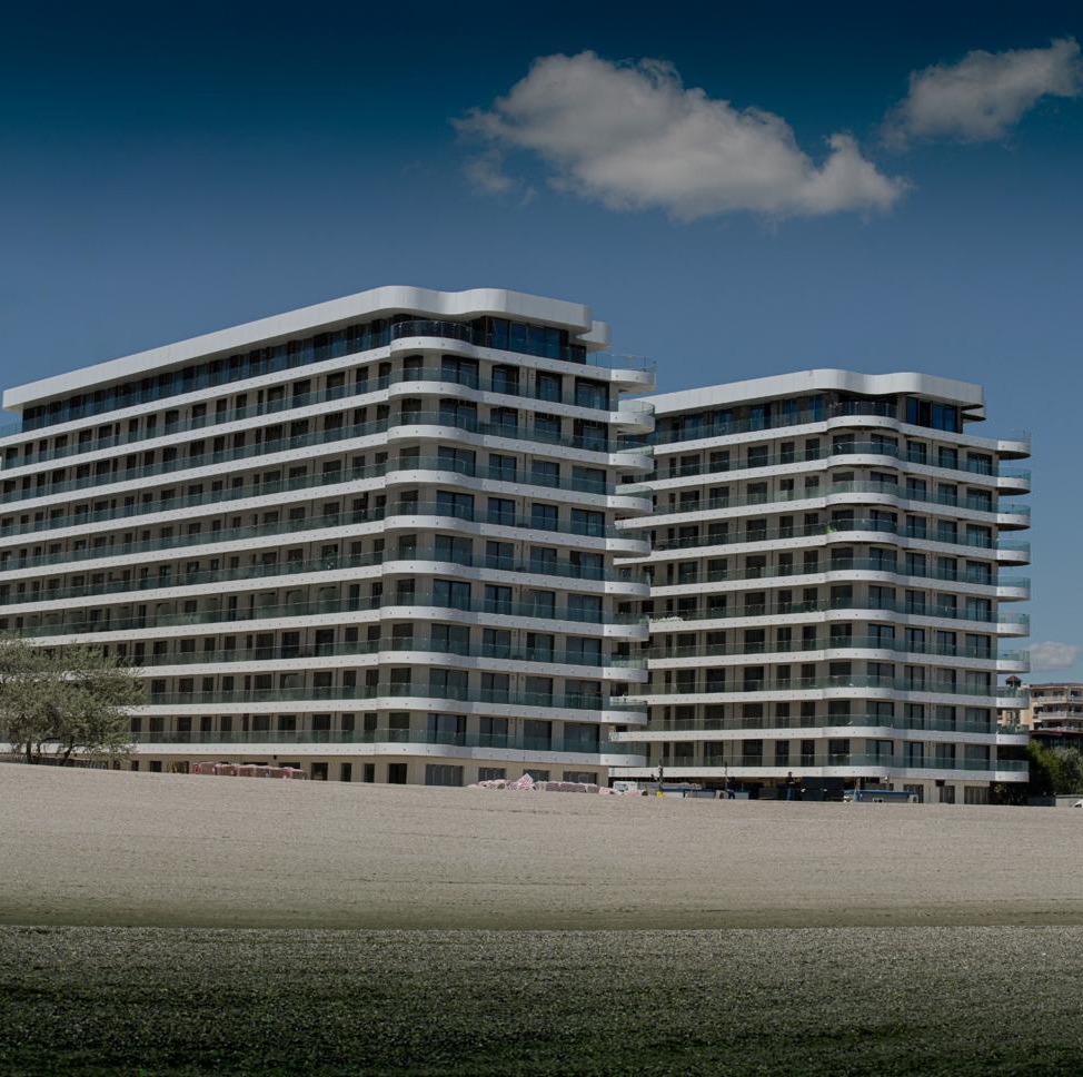 Dezvoltatorul EUROVIAL Residence a inaugurat ansamblul rezidenţial exclusivist SEA ON pe plaja din Mamaia Nord şi îşi extinde afacerile pe segmentul Property Management. Urmează investiţii noi la Marea Neagră.